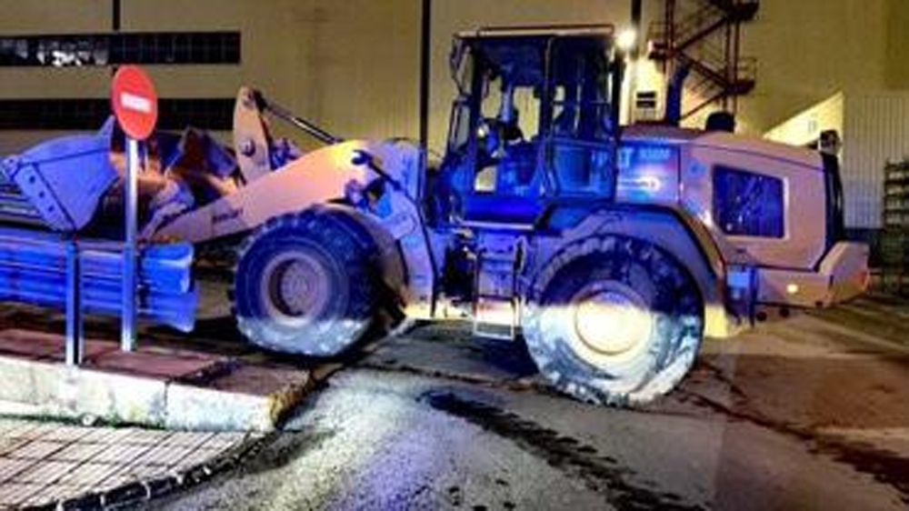 Kepçeyle Mercedes'in fabrikasına daldı 1