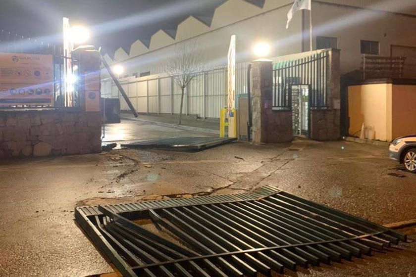 Kepçeyle Mercedes'in fabrikasına daldı 5