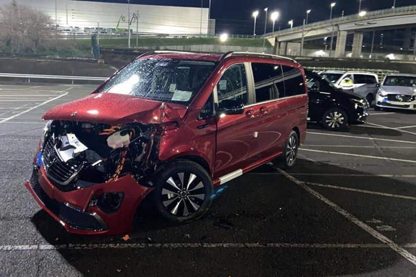 Kepçeyle Mercedes'in fabrikasına daldı 6