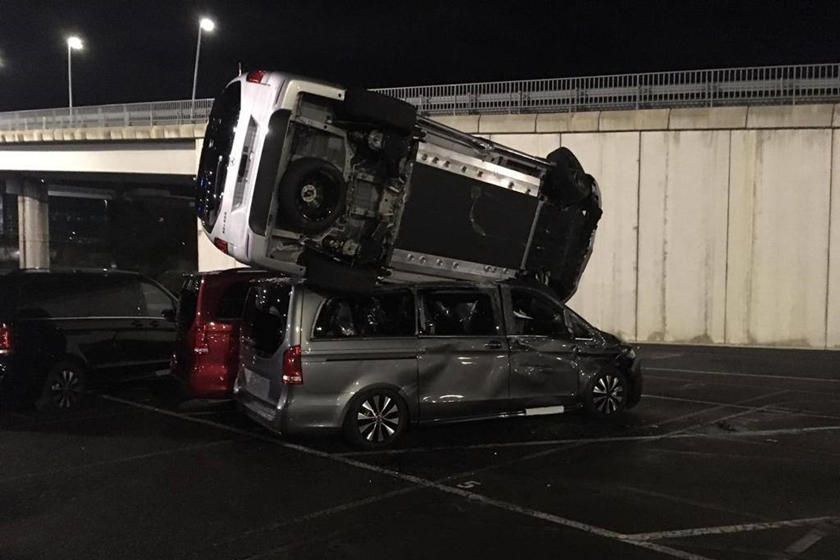 Kepçeyle Mercedes'in fabrikasına daldı 7