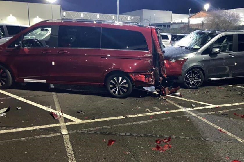 Kepçeyle Mercedes'in fabrikasına daldı 3