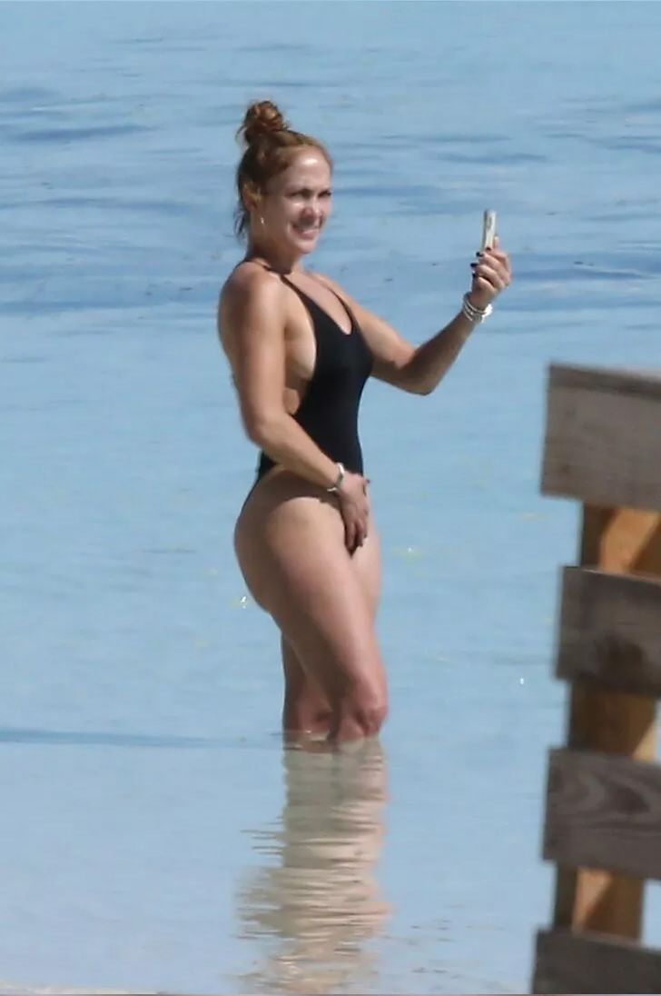 Jennifer Lopez tanga mayosuyla sosyal medyayı salladı! 5