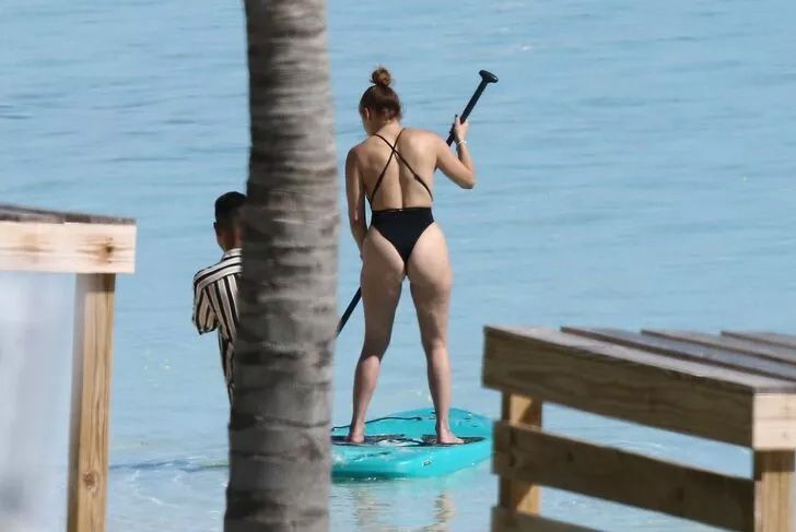 Jennifer Lopez tanga mayosuyla sosyal medyayı salladı! 8