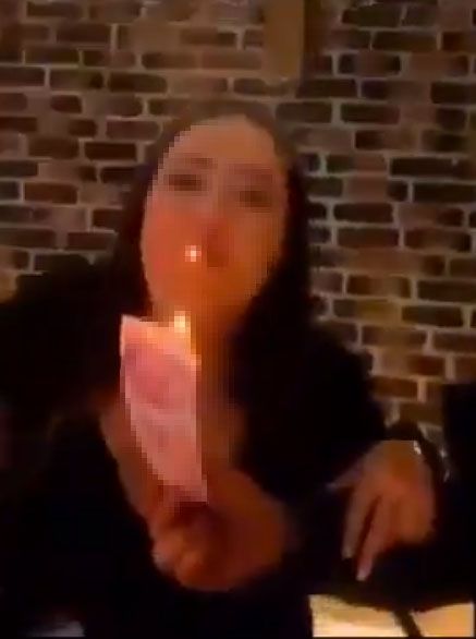 200 TL'yi ateşe verip sigara yaktılar 2
