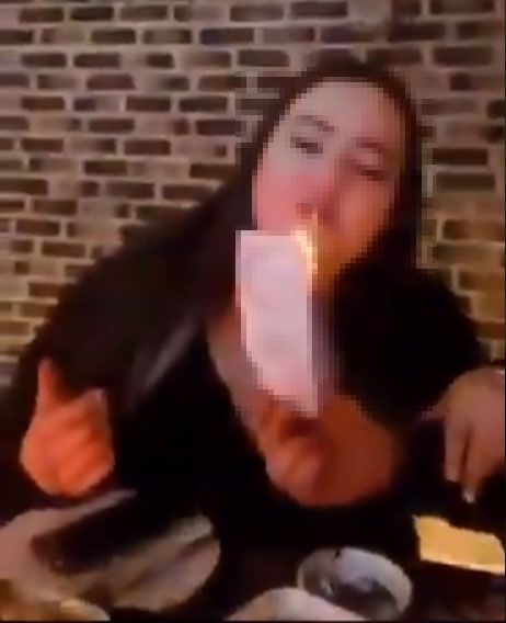 200 TL'yi ateşe verip sigara yaktılar 6