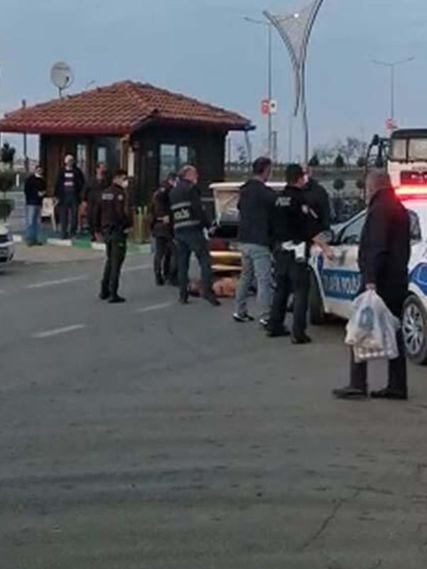Darp ettikleri yarı çıplak kişiyi otomobile bağlayıp sürüklemek istemişler! 2