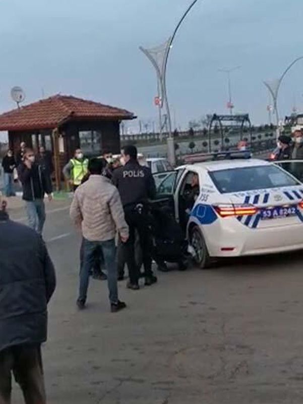 Darp ettikleri yarı çıplak kişiyi otomobile bağlayıp sürüklemek istemişler! 3