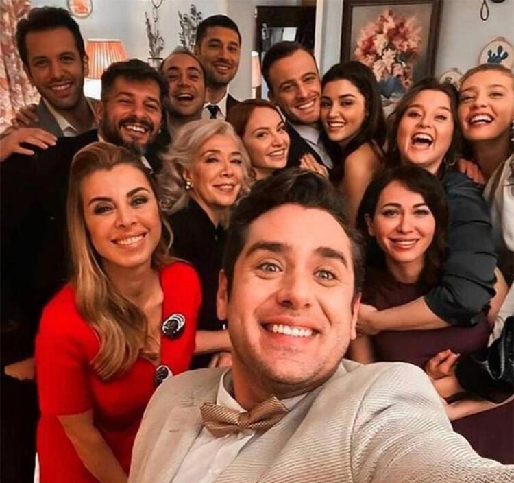 Hande Erçel ile Kerem Bürsin'den aşk söylentilerini alevlendiren fotoğraf! 3
