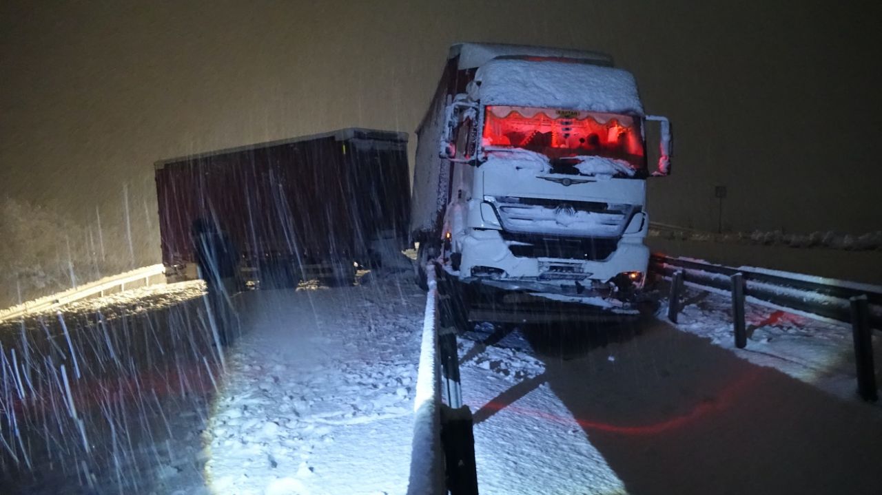 Sivas-Kayseri karayolu ulaşıma kapandı 3