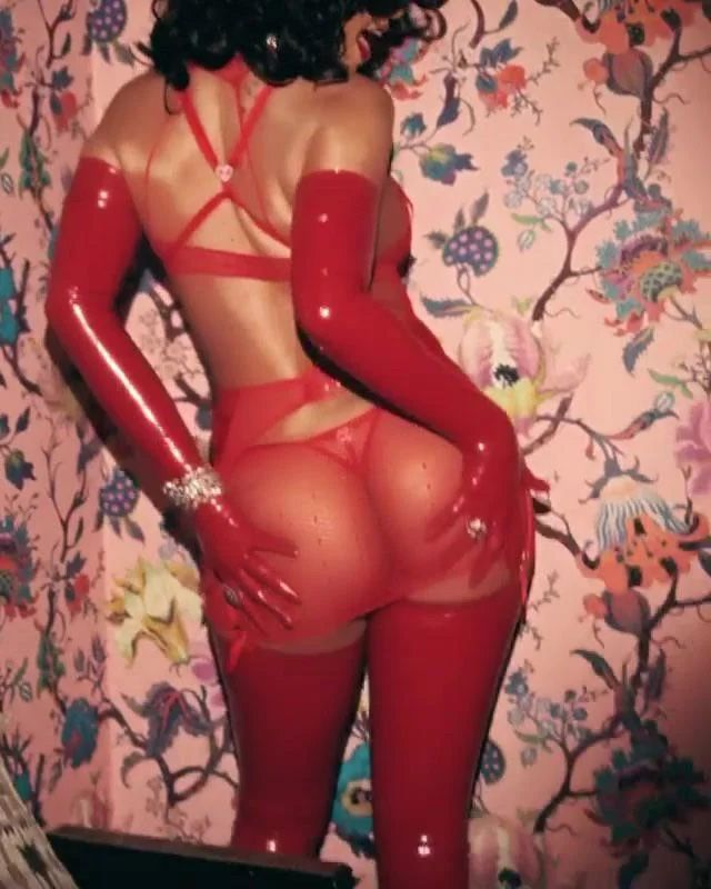 Kendi iç çamaşır markasının tanıtımını yapan Rihanna izleyenleri büyüledi! 5