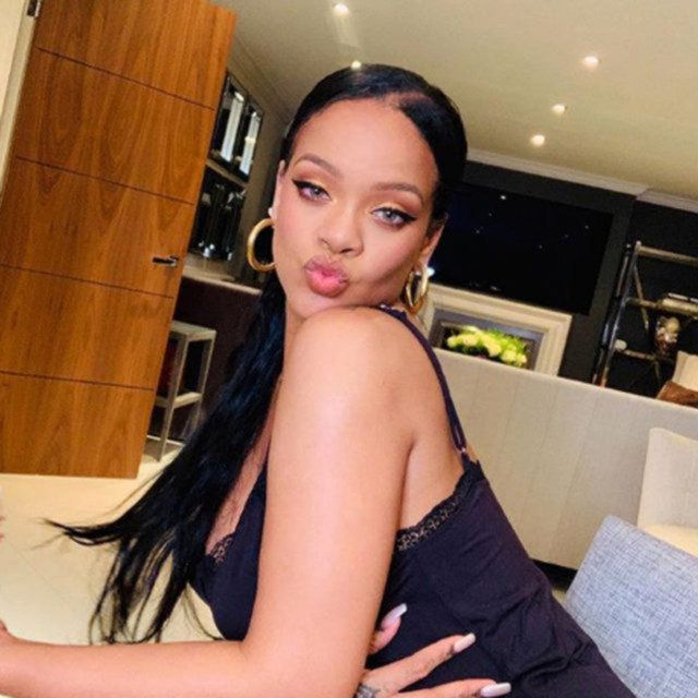 Kendi iç çamaşır markasının tanıtımını yapan Rihanna izleyenleri büyüledi! 11