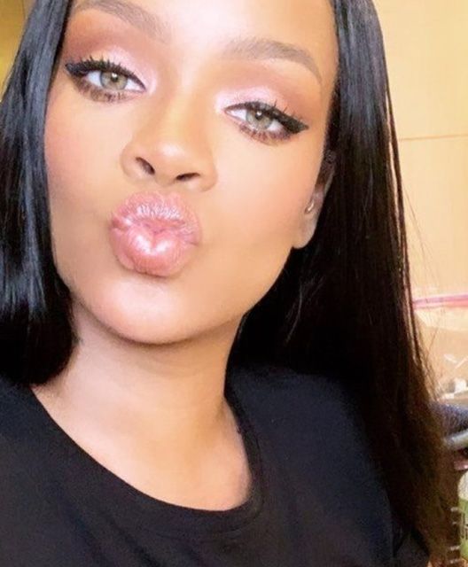 Kendi iç çamaşır markasının tanıtımını yapan Rihanna izleyenleri büyüledi! 15