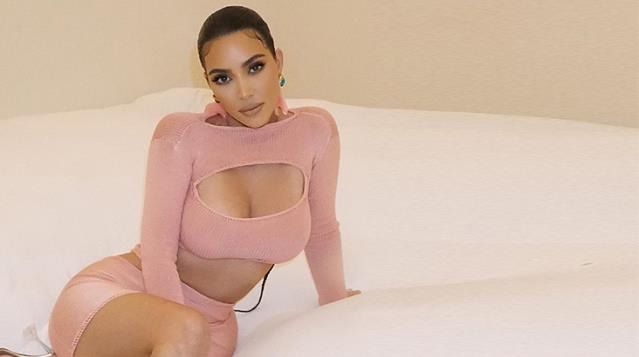 Kim Kardashian'dan cesur pozlar! 13