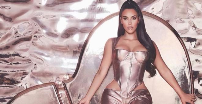 Kim Kardashian'ın dekolteli tulumu hayrete düşürdü! 1