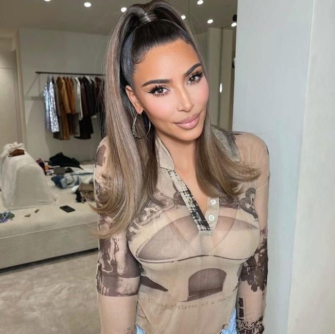 Kim Kardashian'ın dekolteli tulumu hayrete düşürdü! 11