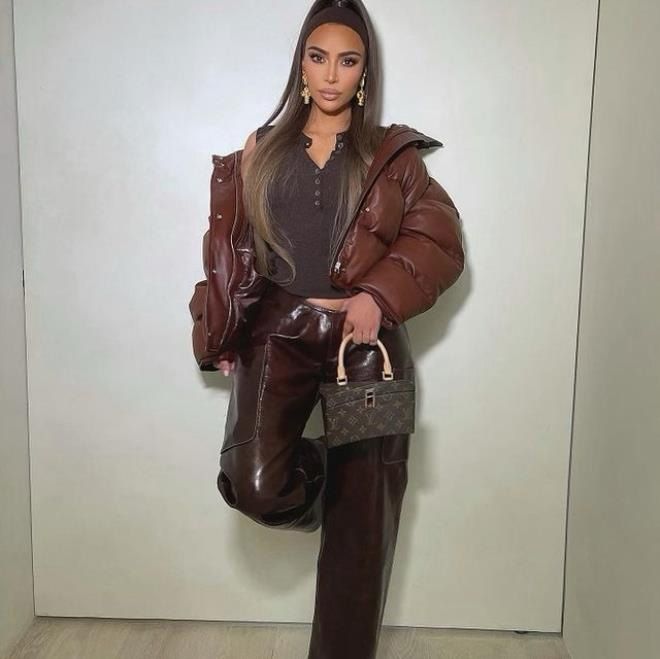 Kim Kardashian'ın dekolteli tulumu hayrete düşürdü! 12