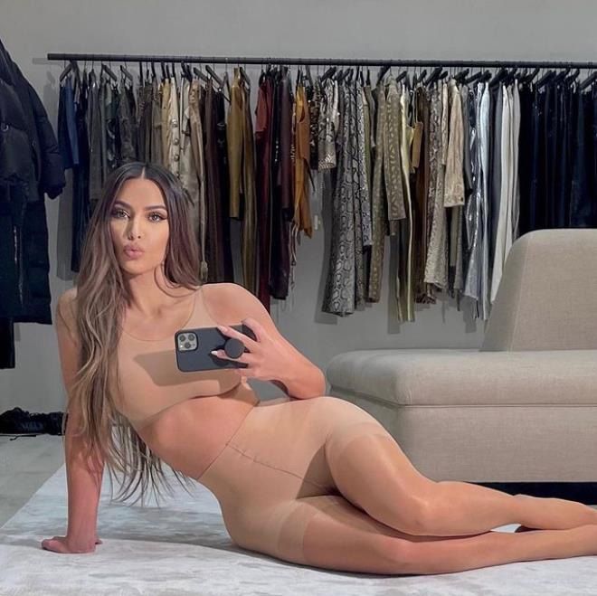 Kim Kardashian'ın dekolteli tulumu hayrete düşürdü! 14