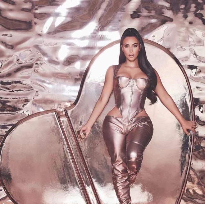 Kim Kardashian'ın dekolteli tulumu hayrete düşürdü! 15