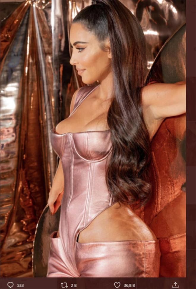 Kim Kardashian'ın dekolteli tulumu hayrete düşürdü! 2