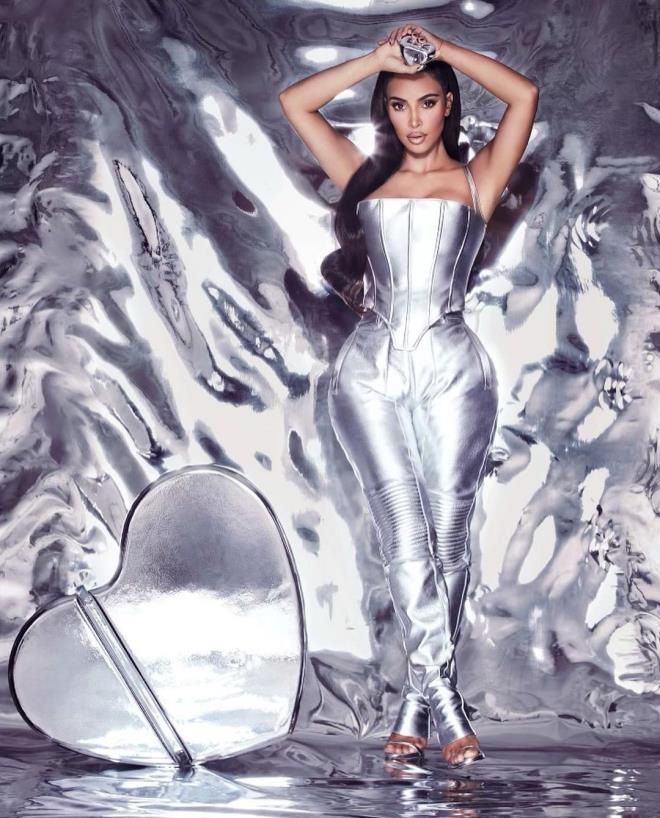 Kim Kardashian'ın dekolteli tulumu hayrete düşürdü! 3