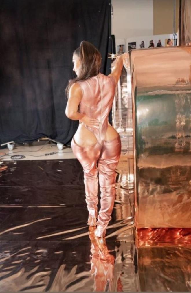 Kim Kardashian'ın dekolteli tulumu hayrete düşürdü! 4
