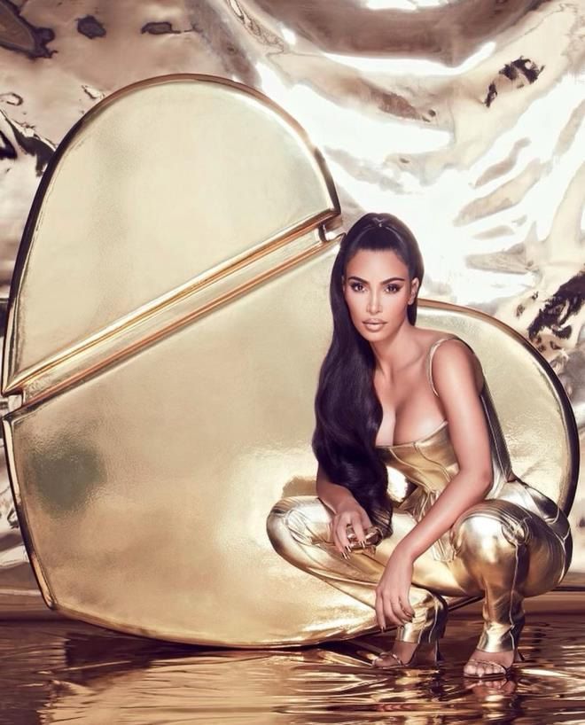 Kim Kardashian'ın dekolteli tulumu hayrete düşürdü! 5