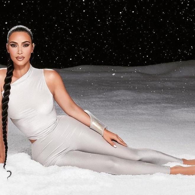 Kim Kardashian'ın dekolteli tulumu hayrete düşürdü! 8