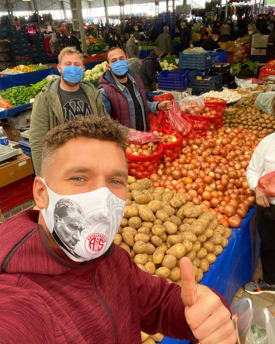 Lukas Podolski cuma pazarında... 2