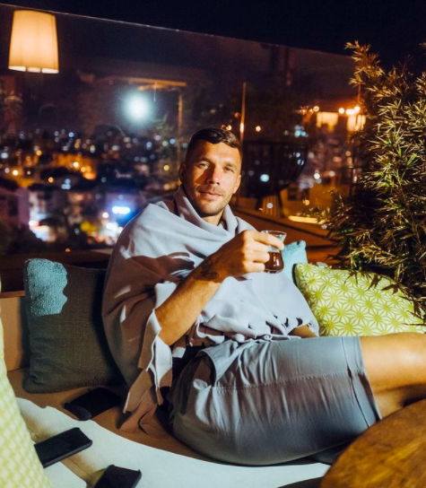 Lukas Podolski cuma pazarında... 3