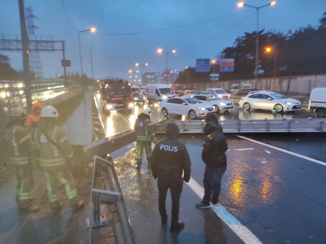 Fırtına tabelayı devirdi, TEM'de faciadan dönüldü 1