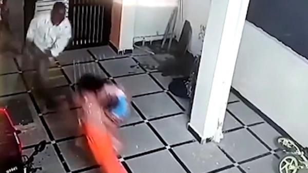 Şok görüntüler! Baltalı sapık dehşet saçtı! 2