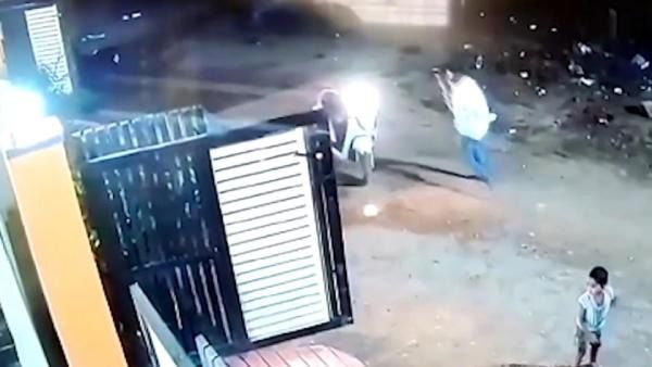 Şok görüntüler! Baltalı sapık dehşet saçtı! 3