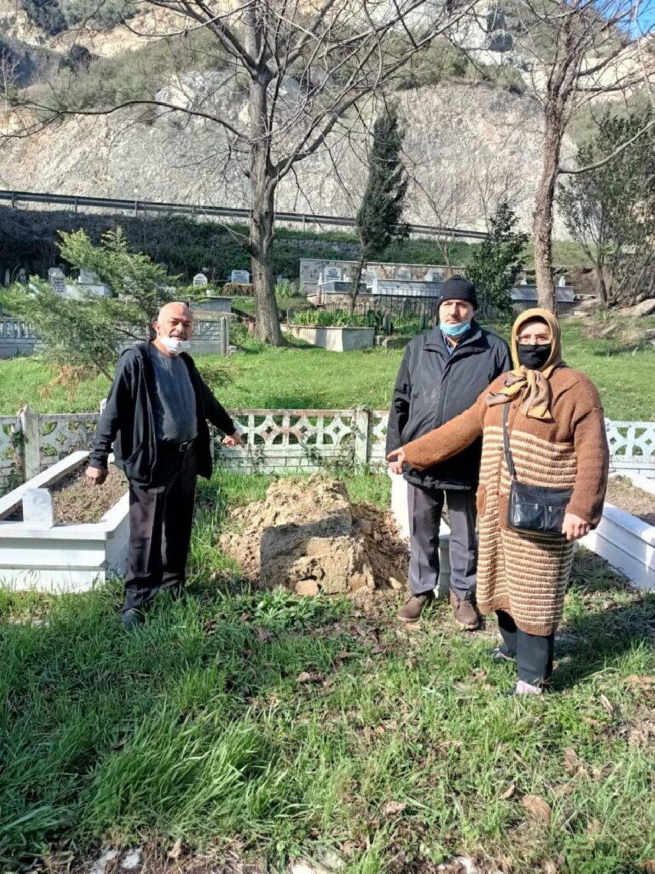 Sakarya’da akılalmaz olay: Mezar taşları çalındı 1