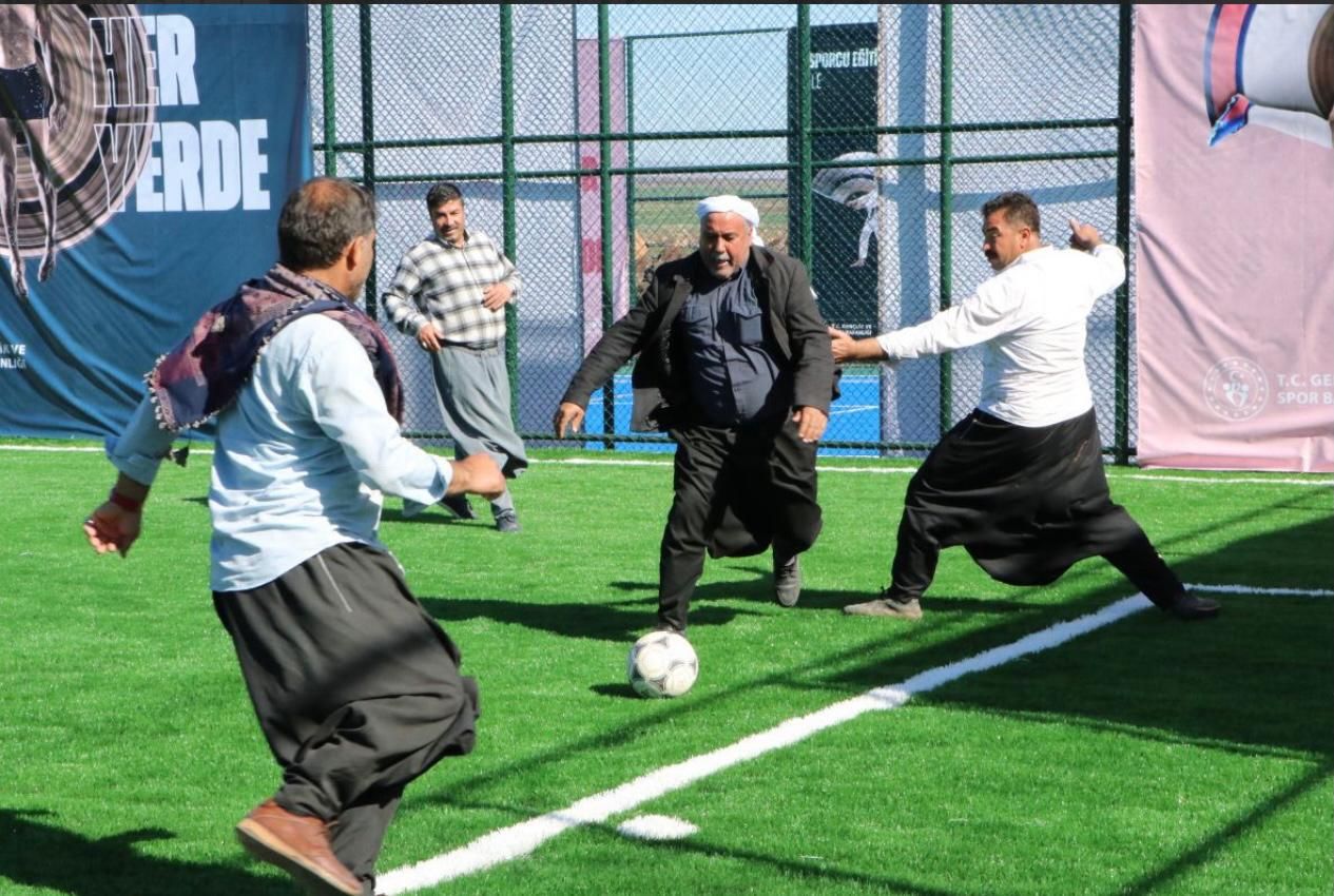 Bakan Kasapoğlu'nun köylülere verdiği tenis kortu sözü gerçekleştirildi 4