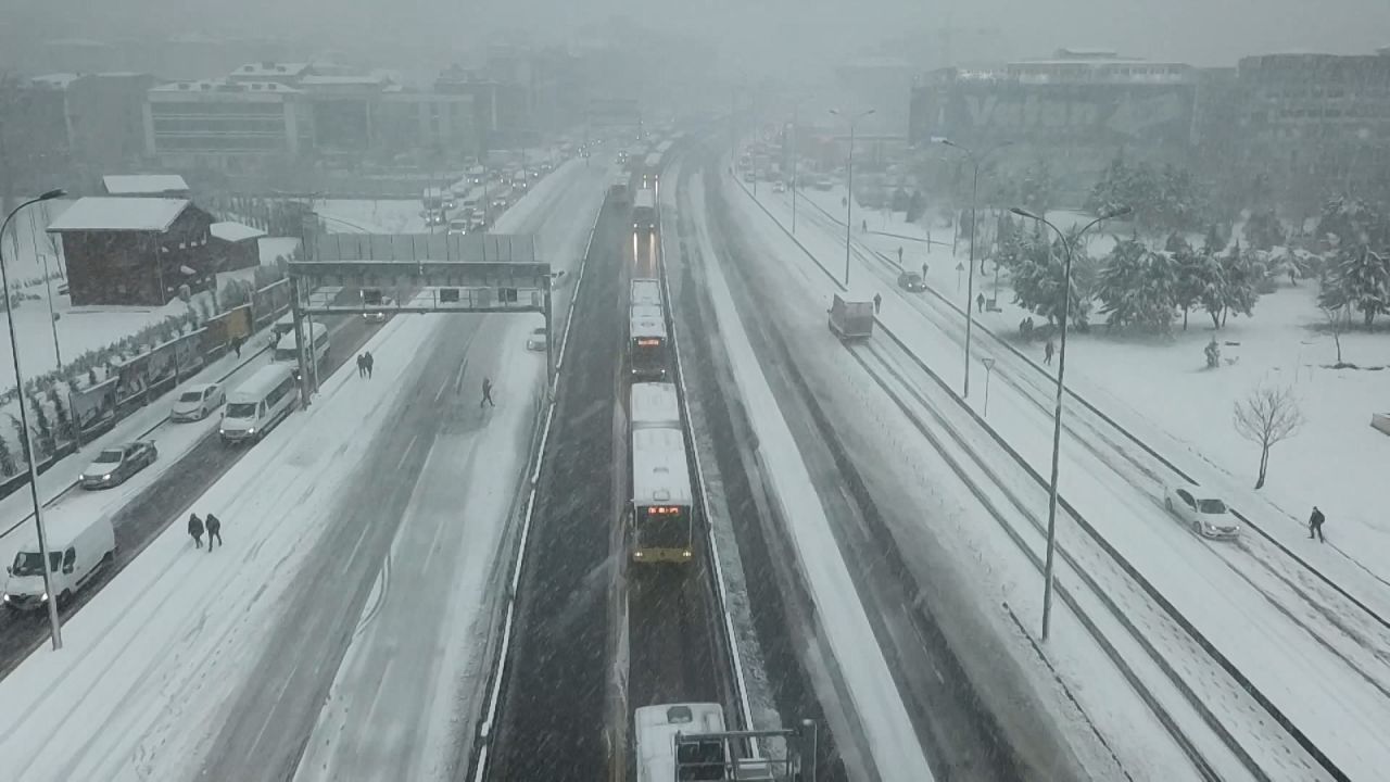 Beylikdüzü'nde metrobüs seferleri durdu 4
