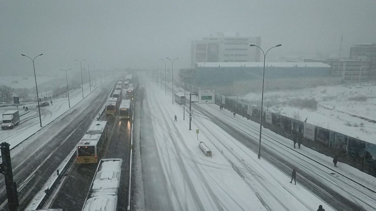 Beylikdüzü'nde metrobüs seferleri durdu 8