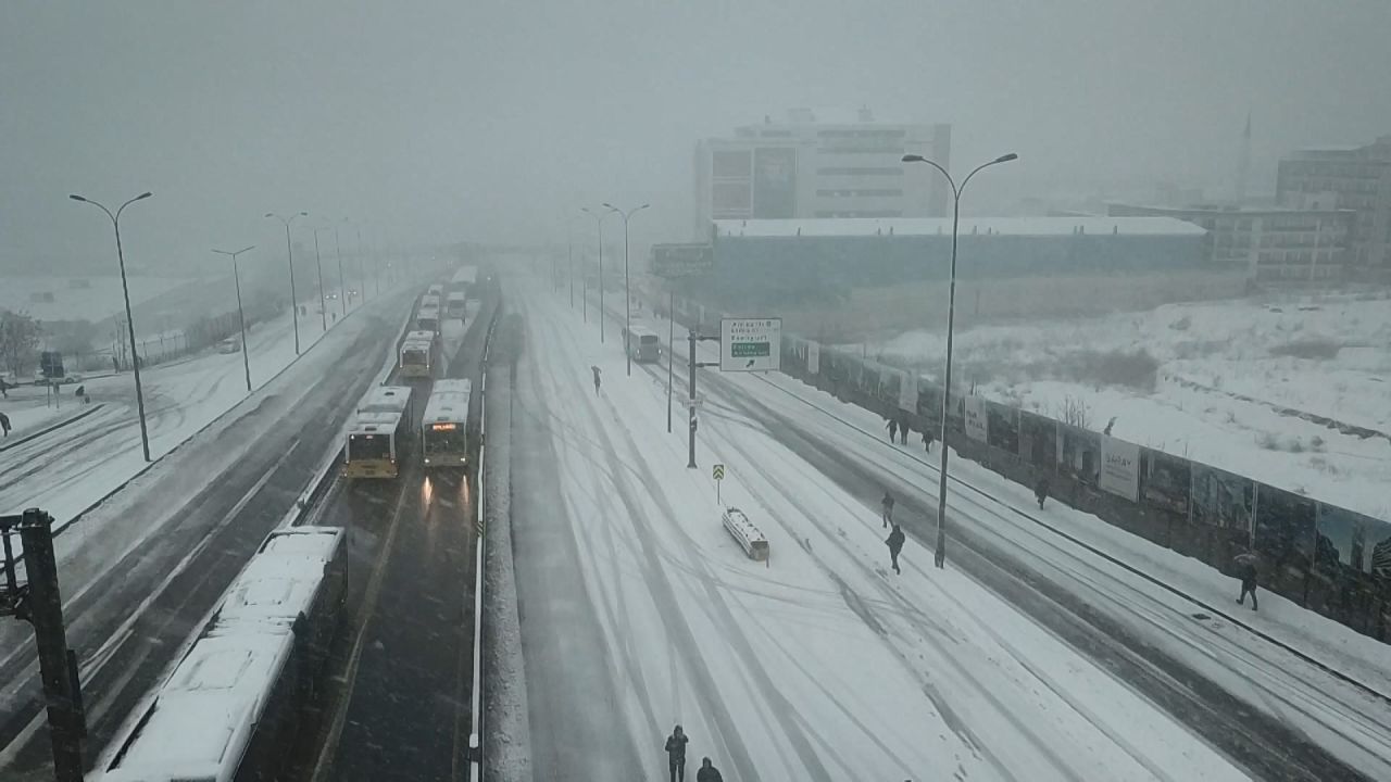 Beylikdüzü'nde metrobüs seferleri durdu 6
