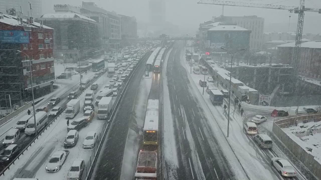 Beylikdüzü'nde metrobüs seferleri durdu 2