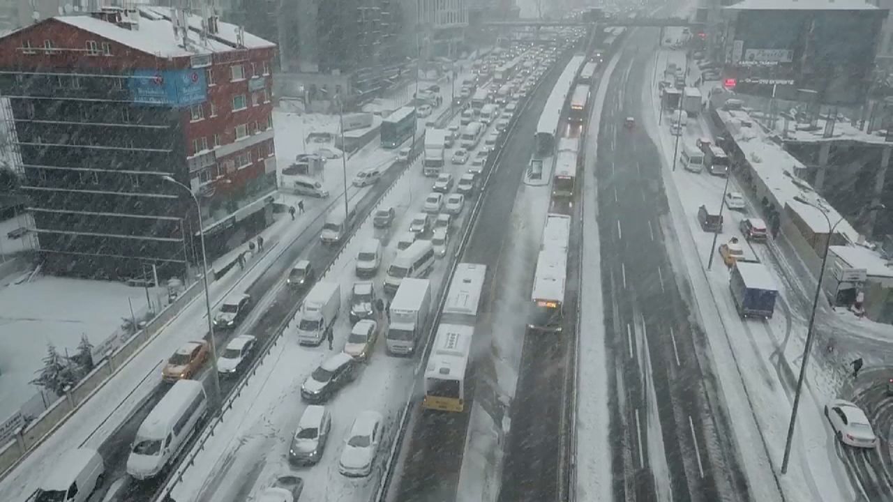 Beylikdüzü'nde metrobüs seferleri durdu 3