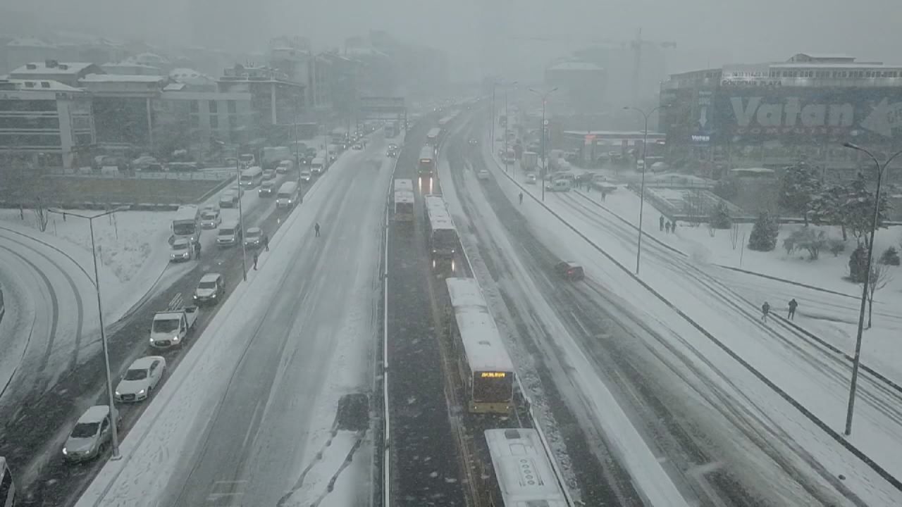 Beylikdüzü'nde metrobüs seferleri durdu 1
