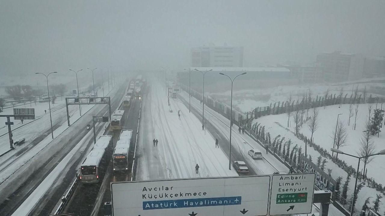 Beylikdüzü'nde metrobüs seferleri durdu 7
