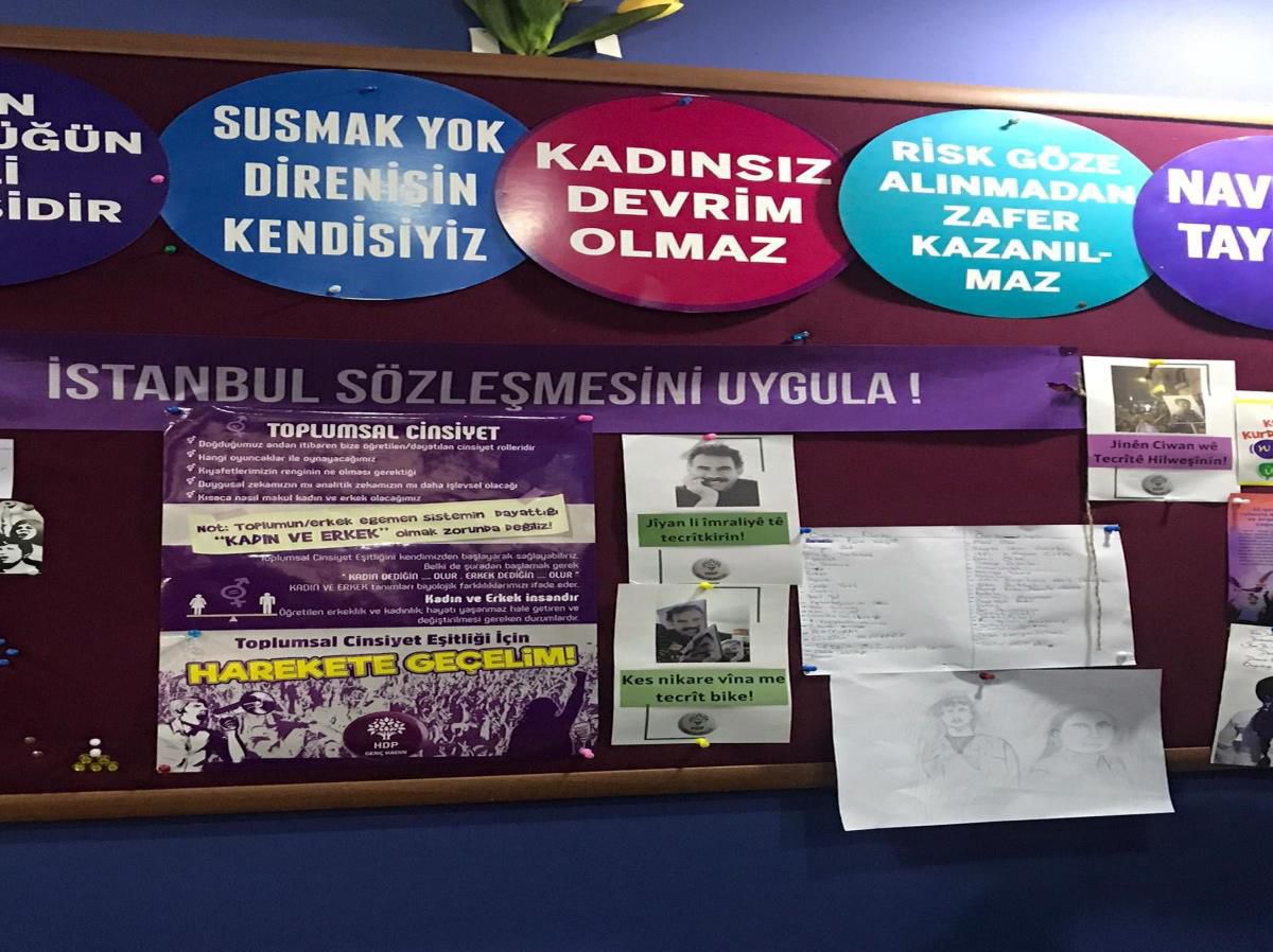 HDP binalarında PKK paçavraları! 3