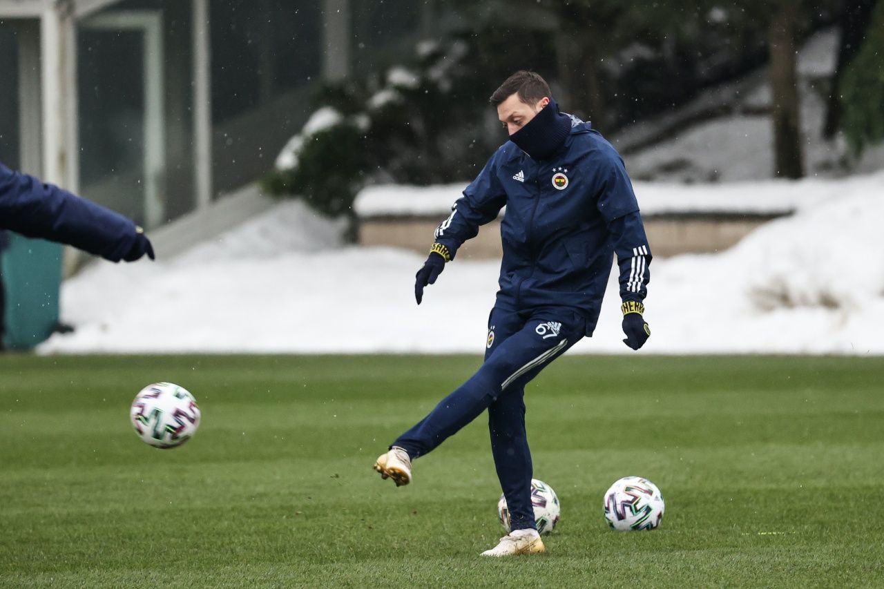 Mesut Özil ilk 11'e yerleşiyor 9