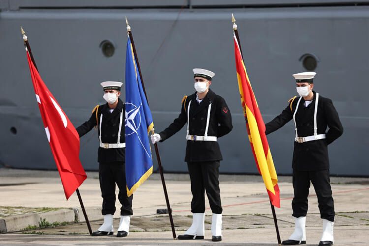 Akdeniz ve Karadeniz'de komuta Türkiye'de 4