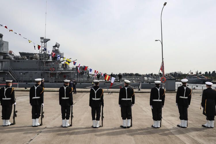 Akdeniz ve Karadeniz'de komuta Türkiye'de 7