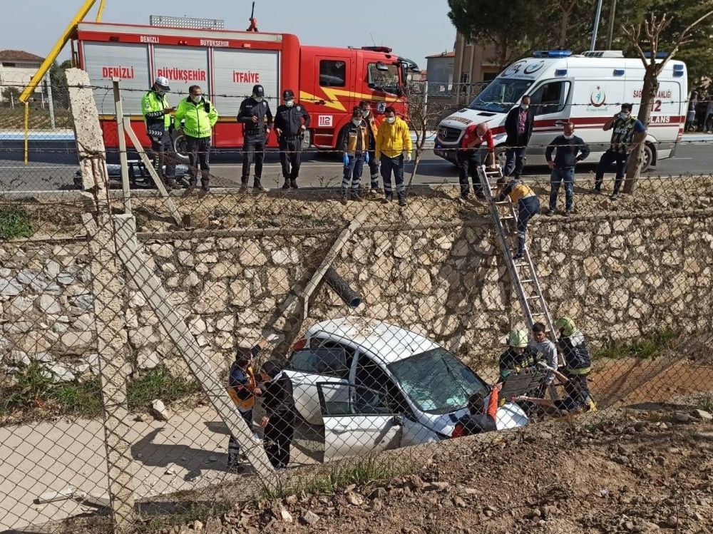 Su kanalına uçan sürücü dehşeti yaşadı 1