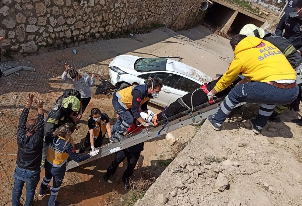 Su kanalına uçan sürücü dehşeti yaşadı 2