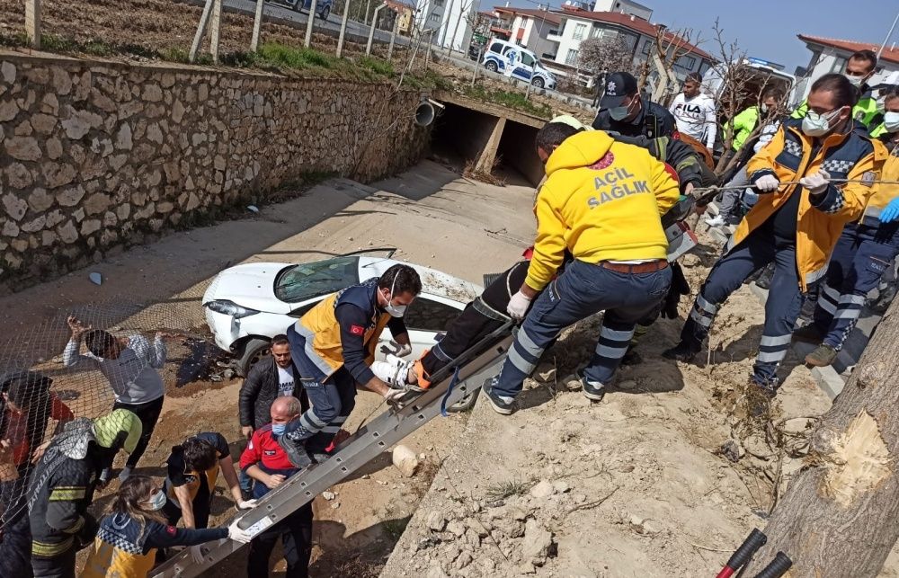 Su kanalına uçan sürücü dehşeti yaşadı 3