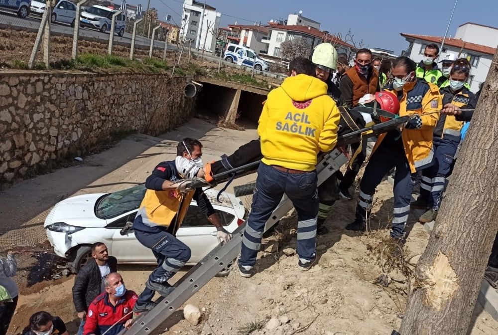 Su kanalına uçan sürücü dehşeti yaşadı 4