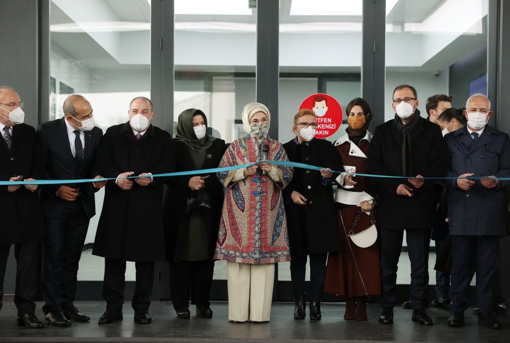Emine Erdoğan tekstil fabrikasını ziyaret edip dikiş dikti 1